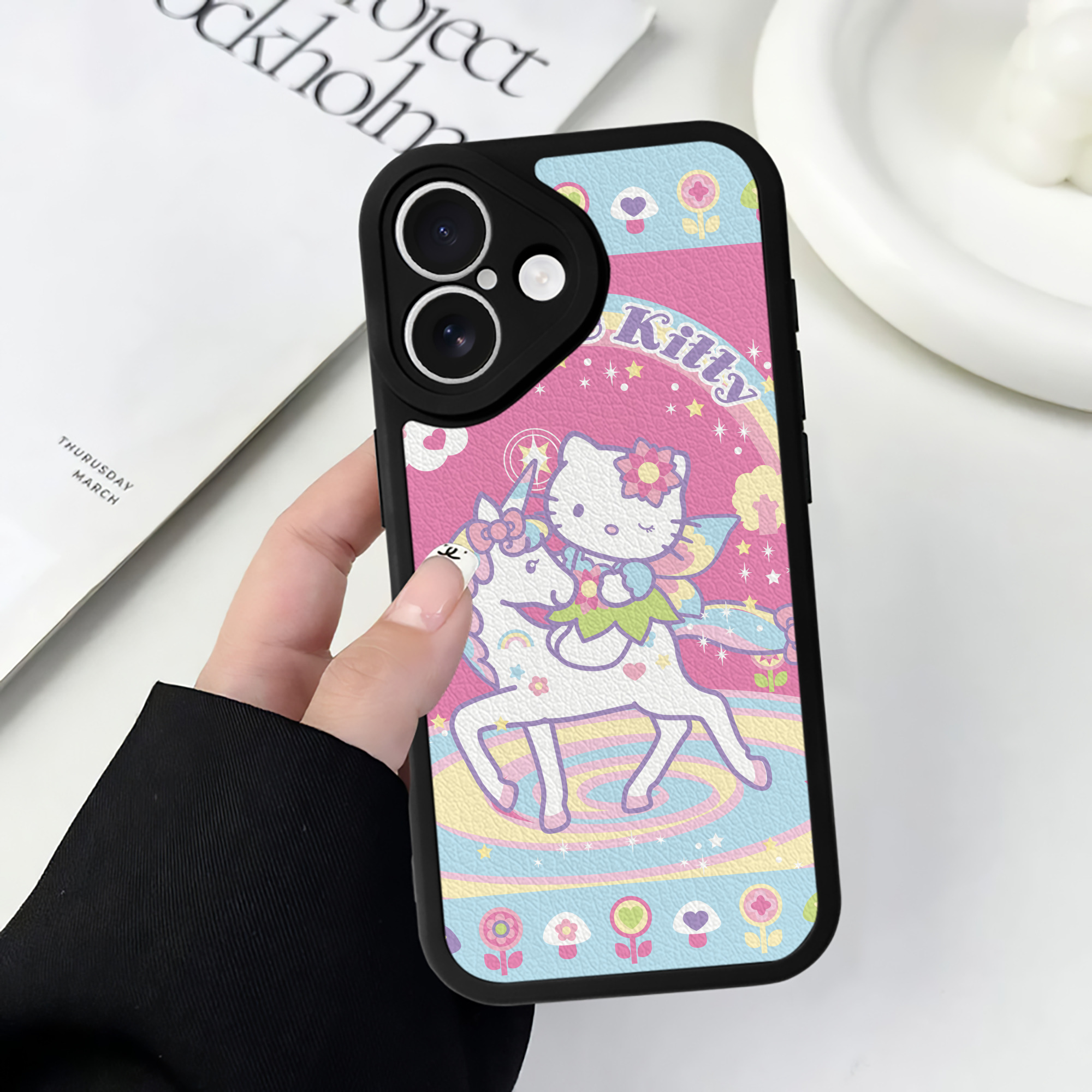 （画像用） Hello Kitty ハローキティ 【iPhone 16シリーズ対応】シリコンスマホケース（レザー調） 材質：シリコン